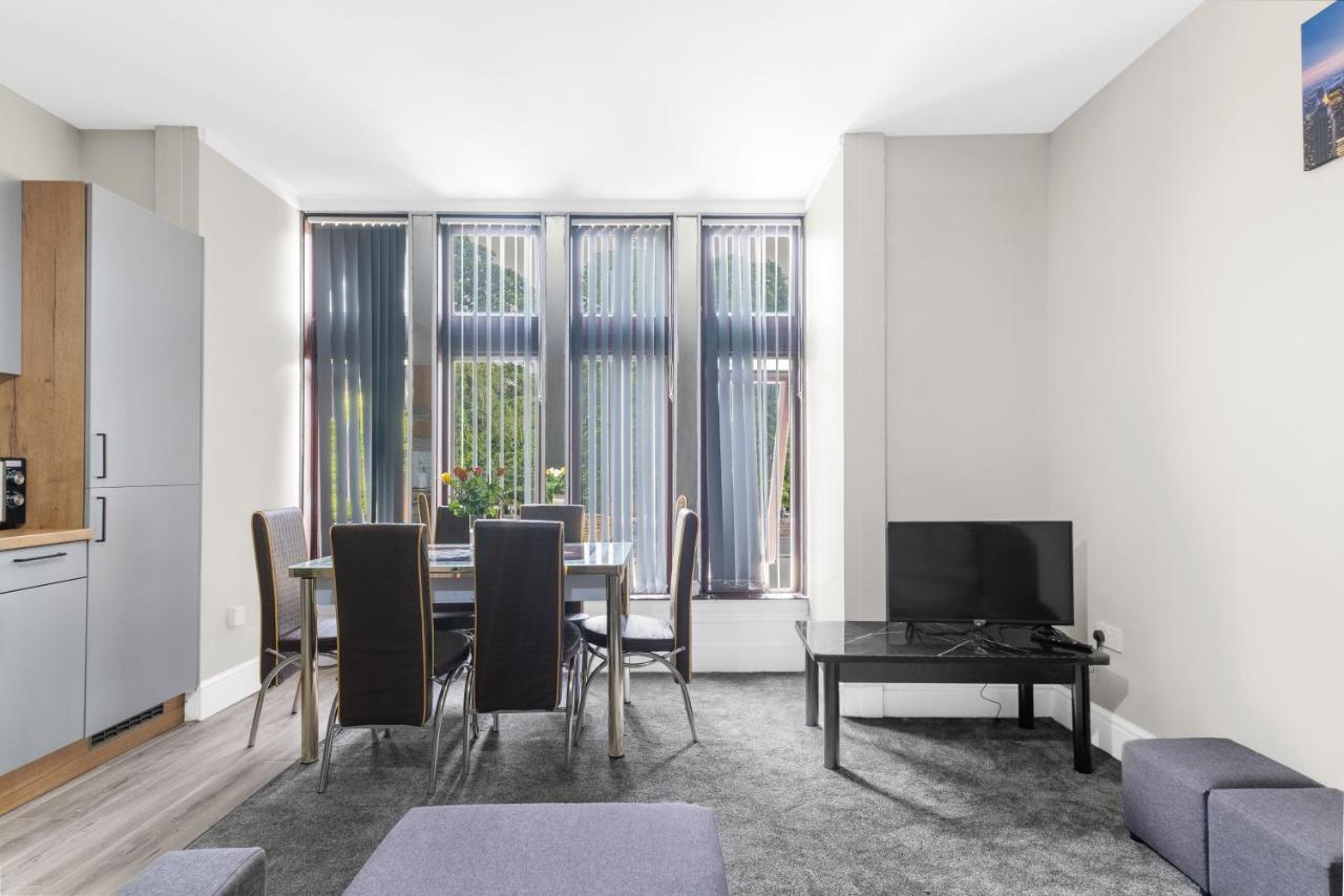 Apartment Smiling- North Park Road *
