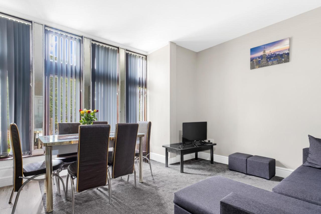 Apartment Smiling- North Park Road *