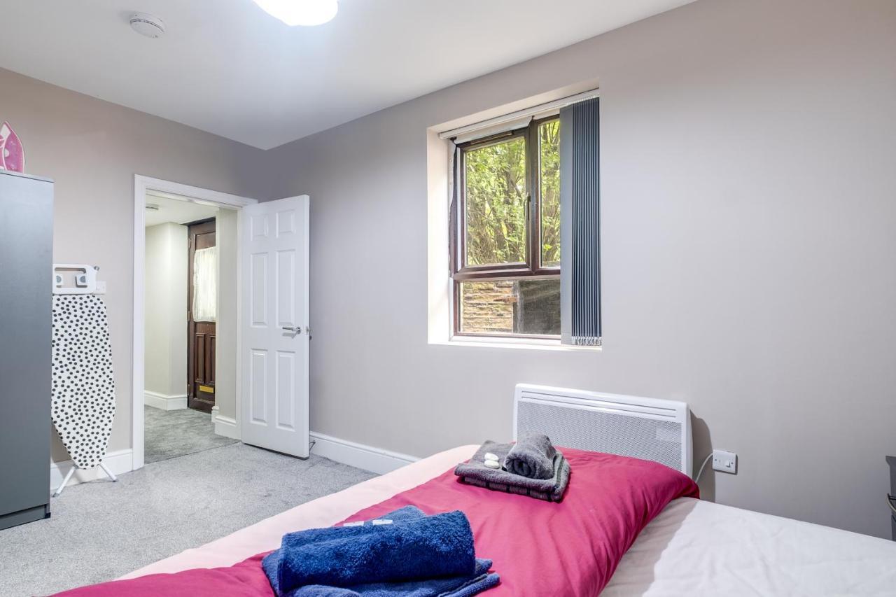 Smiling- North Park Road Apartment Bradford (West Yorkshire)