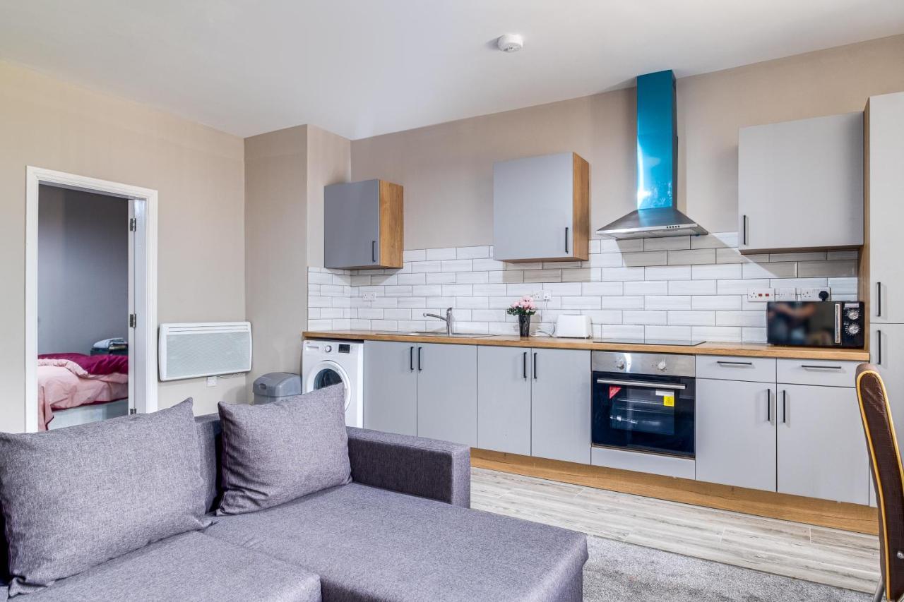 Apartment Smiling- North Park Road *