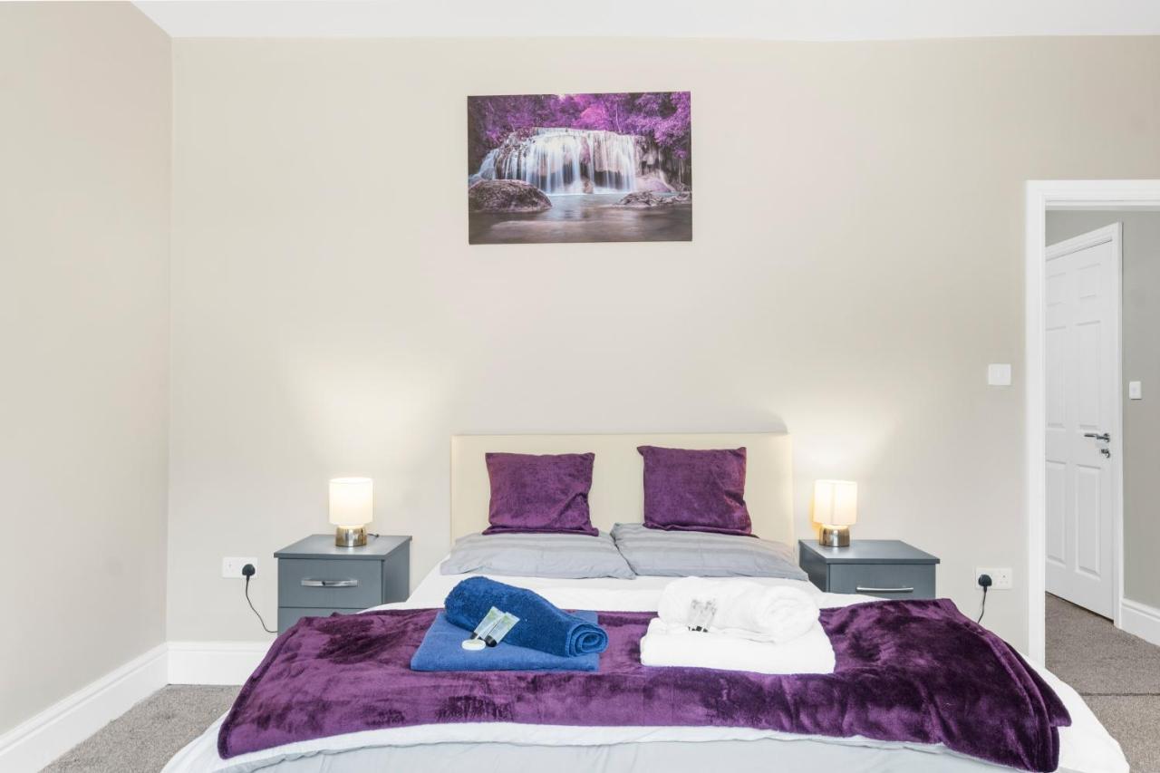 Smiling- North Park Road Apartment