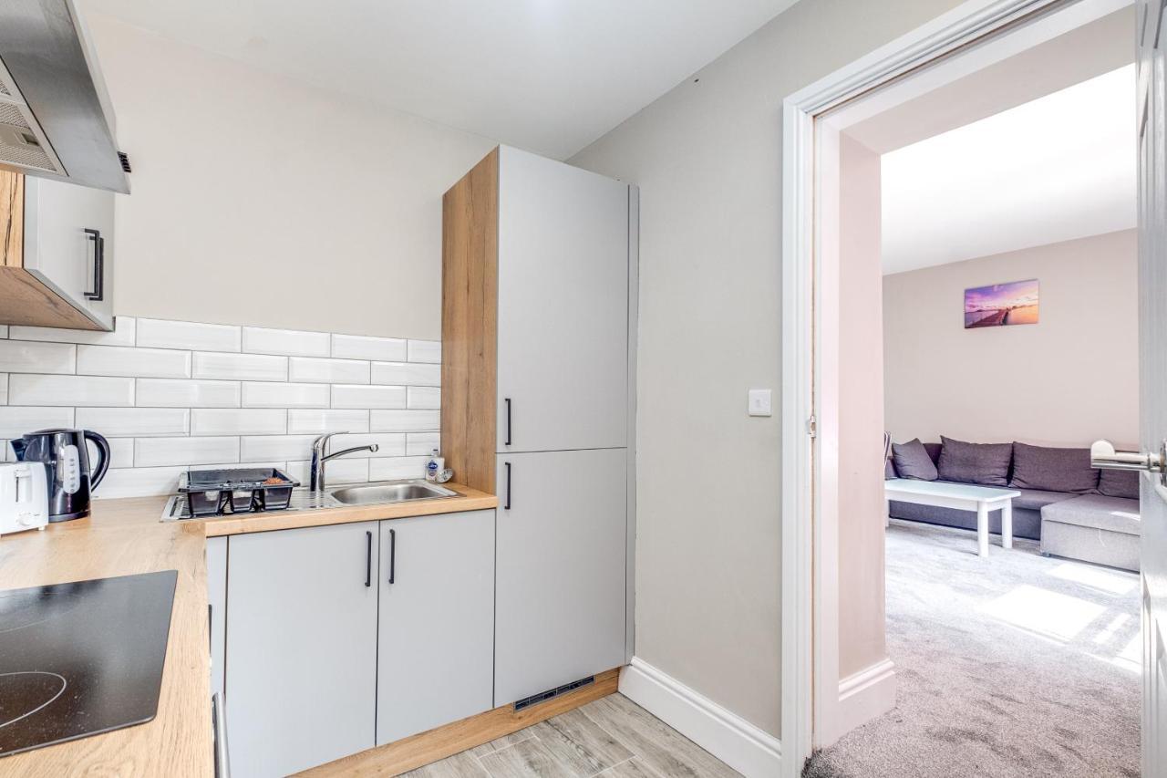 Smiling- North Park Road Apartment Bradford (West Yorkshire)