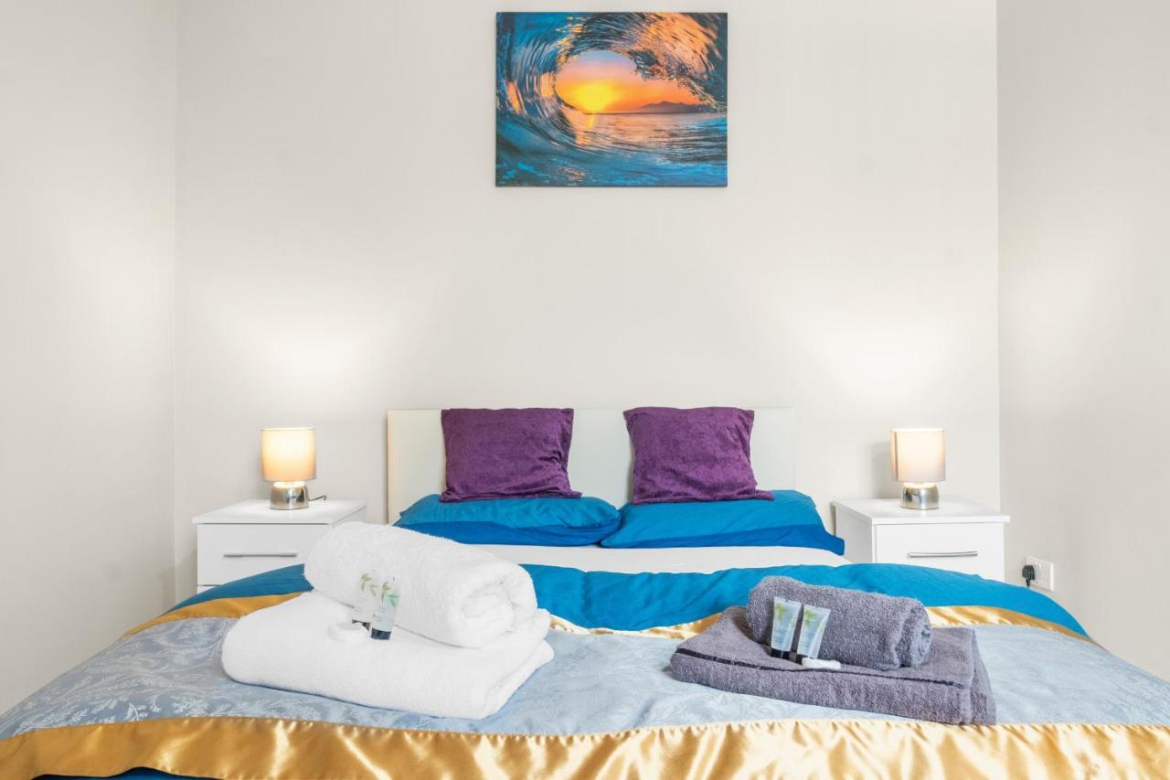 Smiling- North Park Road Apartment