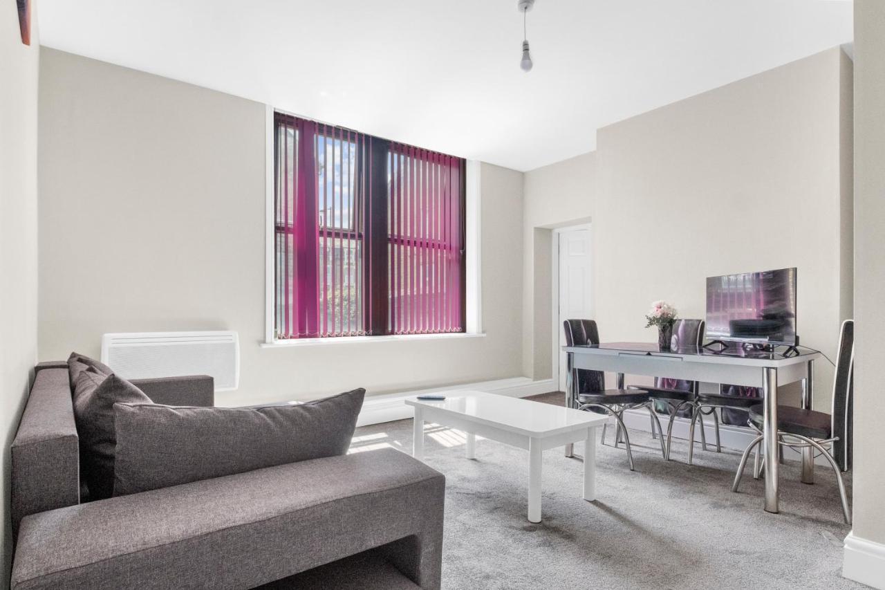 Apartment Smiling- North Park Road *