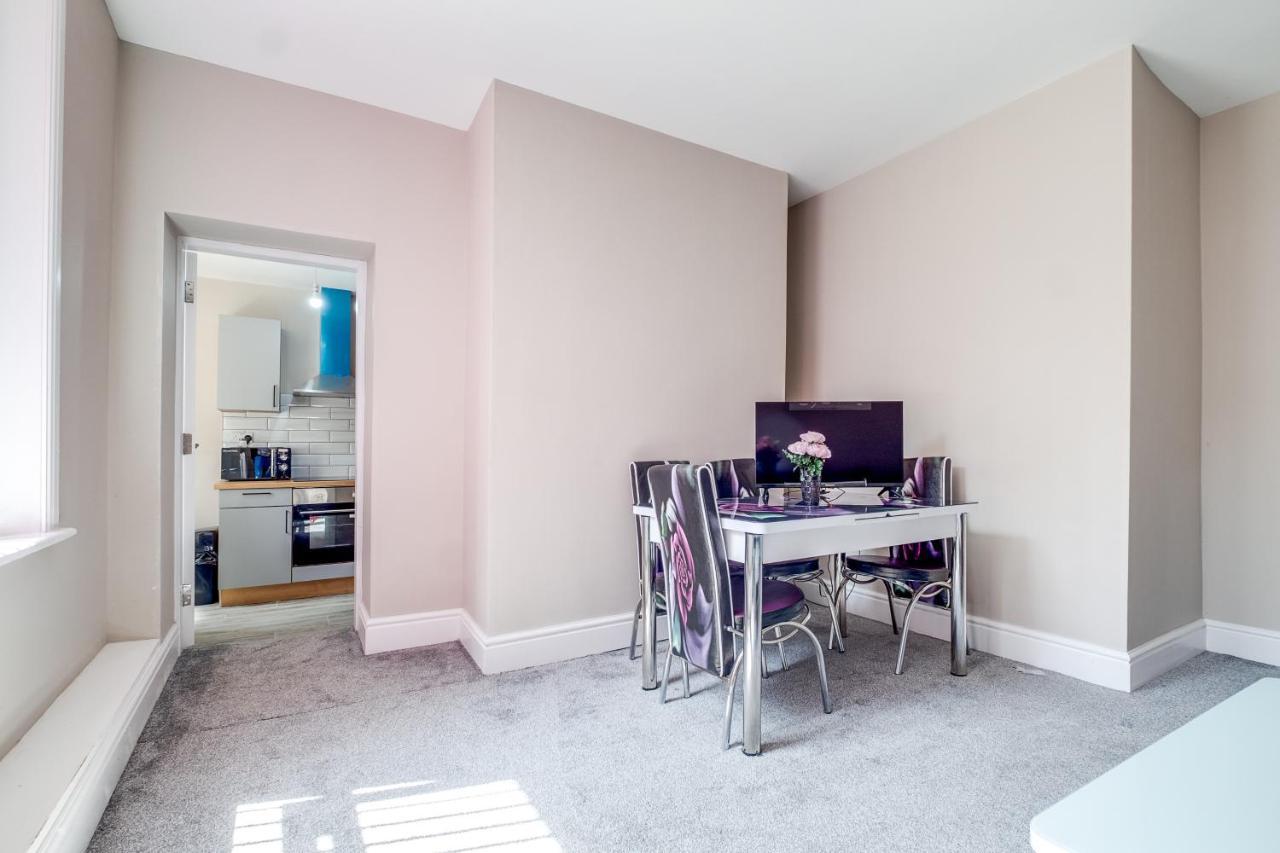 Apartment Smiling- North Park Road *