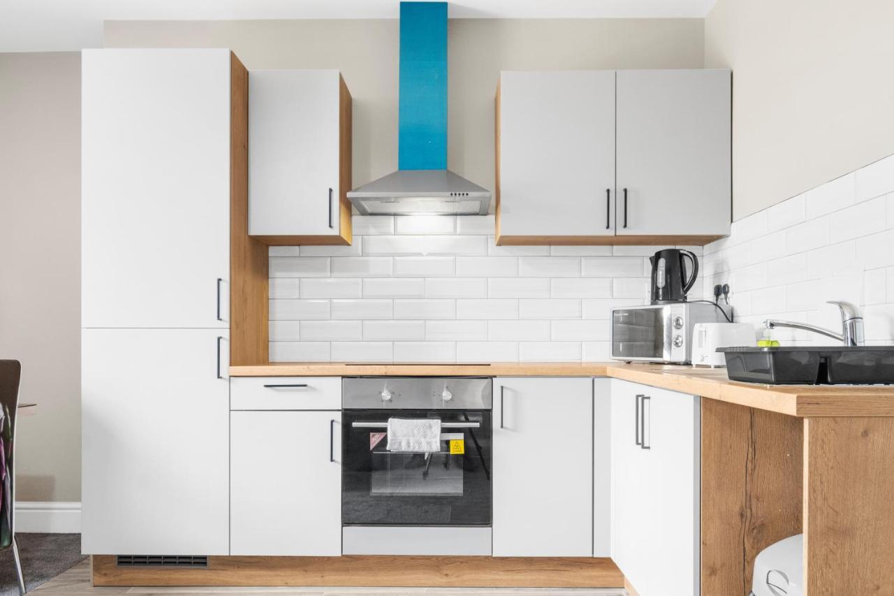 Apartment Smiling- North Park Road *