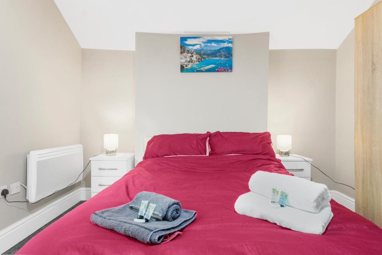 Smiling- North Park Road Apartment *