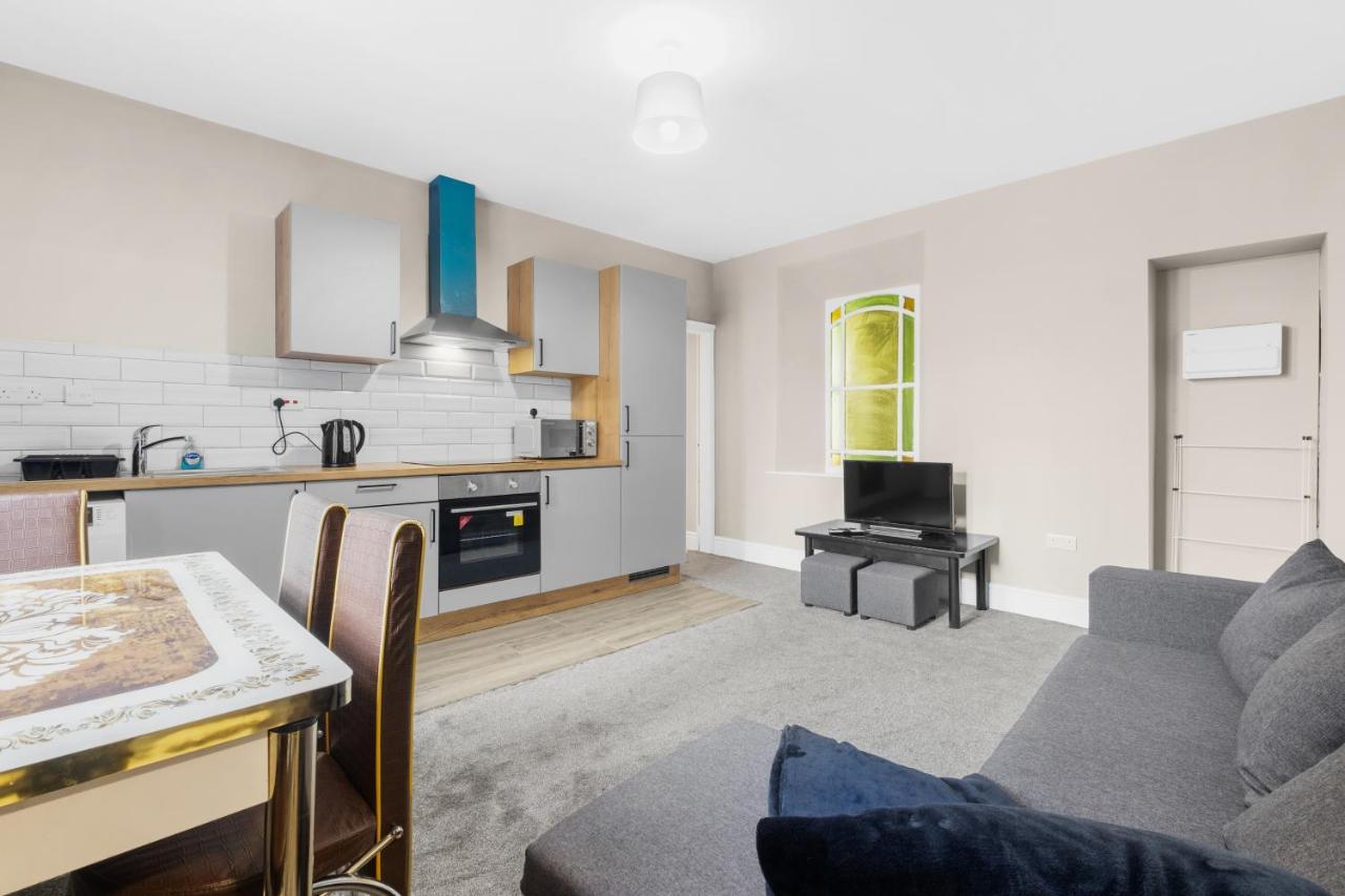Smiling- North Park Road Apartment Bradford (West Yorkshire)